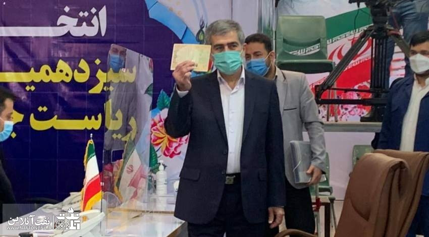 تصویر دکتر فریدون عباسی هنگام ثبت نام انتخابات ۱۴۰۰