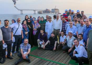 کارکنان صدا و سیما در محل کار پرسنل نفت